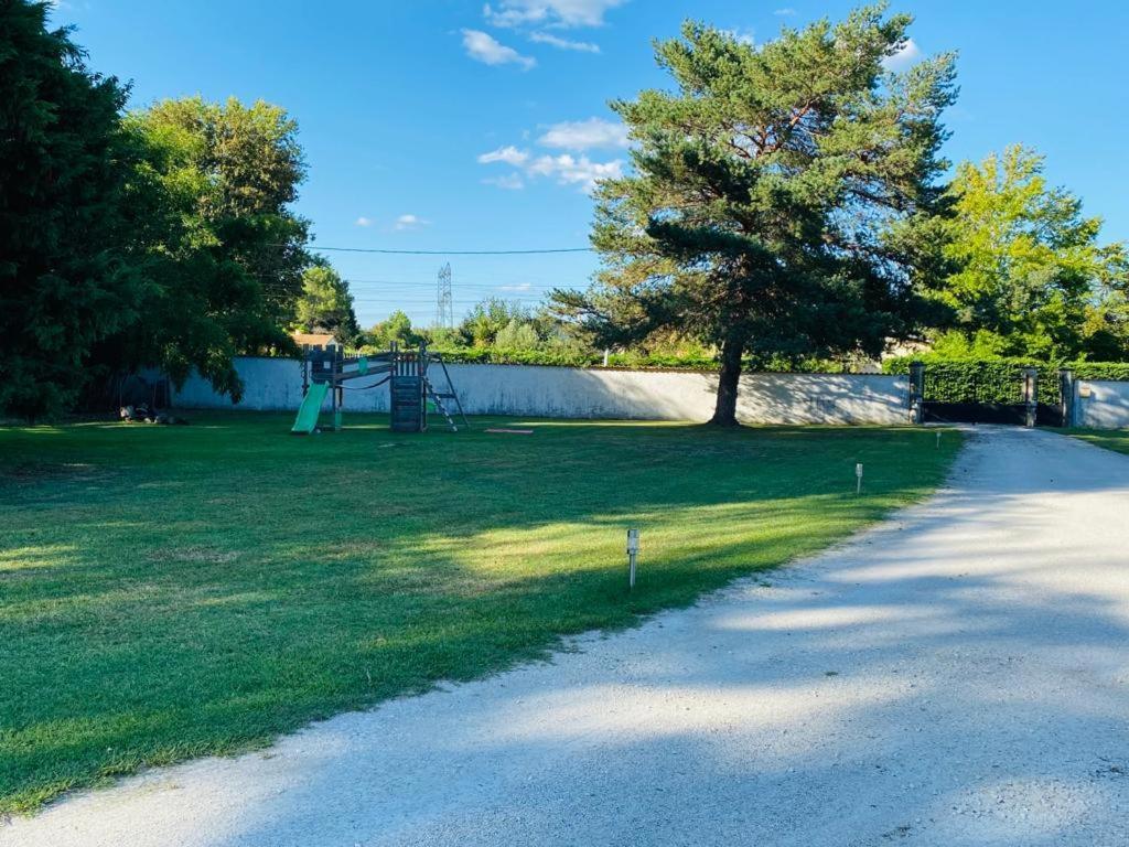 Gite E & M Saint-Denis-de-Pile Bagian luar foto